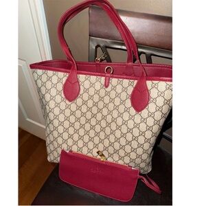 Large Reversible Handbag with Wristlet